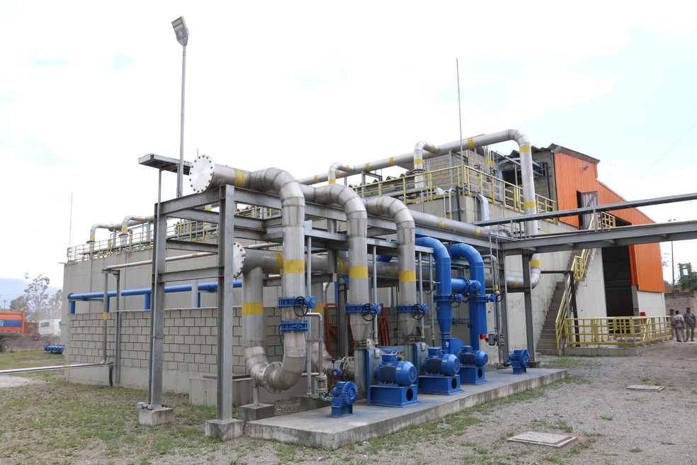 O EcoParque da Comlurb gera energia suficiente para se auto manter e ainda abastecer o veículo elétrico que faz o transporte dos produtos do Banco de Alimentos — Foto: Reprodução / Comlurb