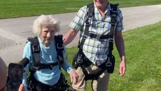 Idosa de 104 anos salta de paraquedas e bate recorde mundial: 'Idade é apenas um número'; vídeos