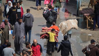 Palestinos deslocados em Rafah, no sul da Faixa de Gaza, carregam seus pertences ao partirem ap&oacute;s uma ordem de evacua&ccedil;&atilde;o do ex&eacute;rcito israelense em 6 de maio de 2024, em meio ao conflito em curso entre Israel e o movimento palestino Hamas. &mdash; Foto: AFP