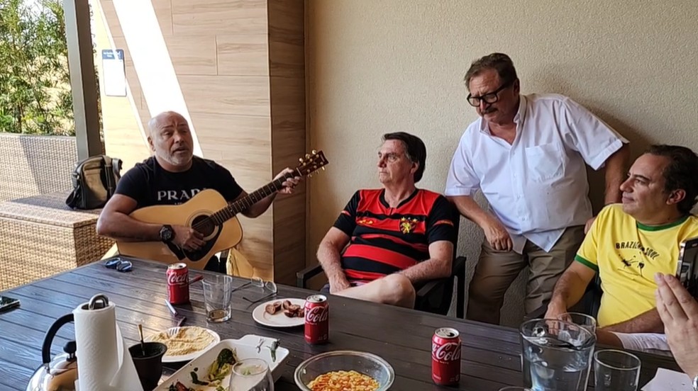 Ao lado do ex-presidente da Caixa, Pedro Guimarães (de amarelo), Bolsonaro se emociona com canções do cantor sertanejo Rick, que faz dupla com Renner — Foto: Reprodução