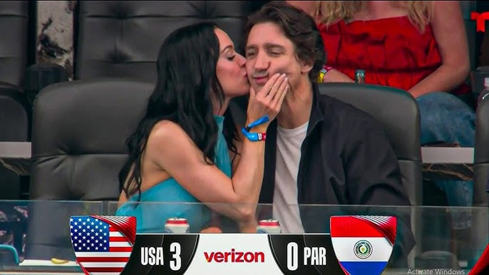 Katy Perry e Justin Trudeau foram filmados dando beijinhos durante a partida entre Estados Unidos e Paraguai pela fase de grupos da Copa do Mundo — Foto: Reprodução | Youtube