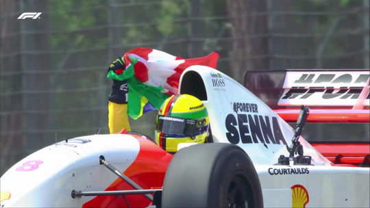 Tetracampeão mundial da Fórmula 1, Sebastian Vettel faz exibição em homenagem a Ayrton Senna no GP de Ímola