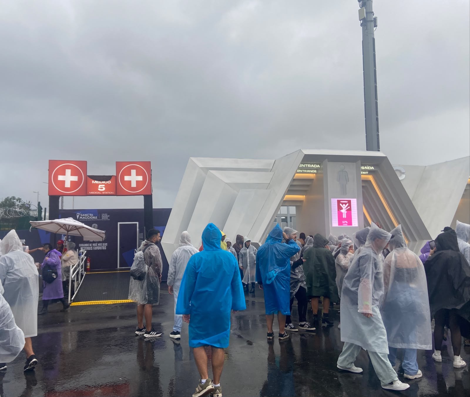 Quedas por conta da chuva, socos em rodinhas, mistura de ansiolítico com drogas: os principais atendimentos do Posto Médico do Rock in Rio - Foto