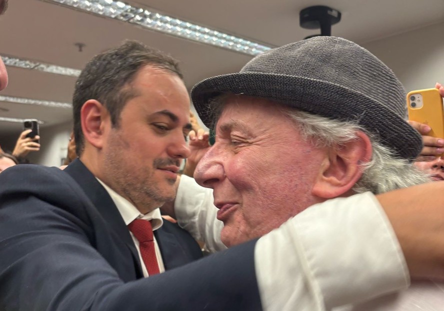 Glauber Braga cumprimenta o ator Marco Nanini no Conselho de Ética da Câmara