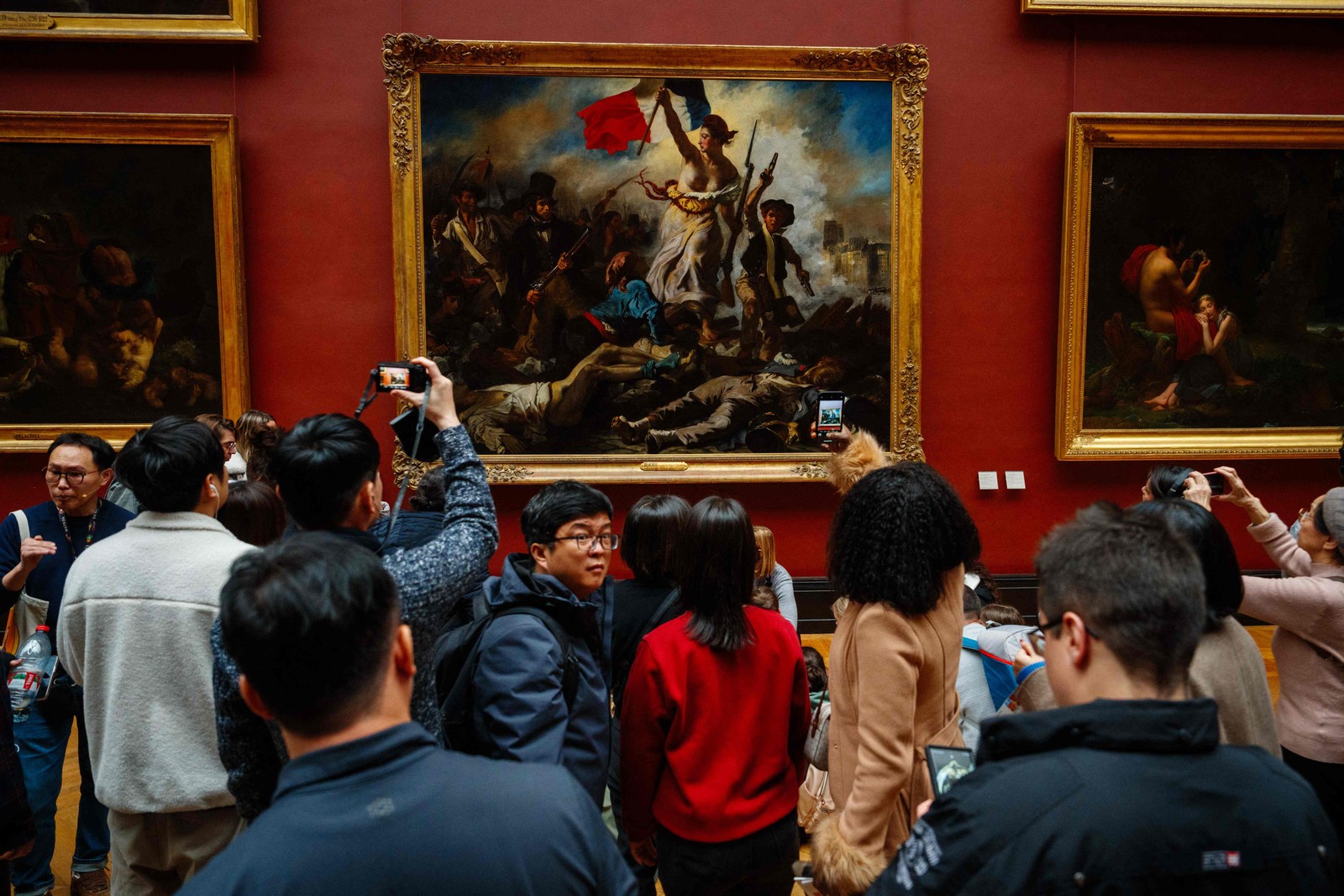 A presidente e diretora do Louvre alertou para problemas que estão levando o maior museu do mundo à decadência — Foto: Dimitar Dilkoff/AFP