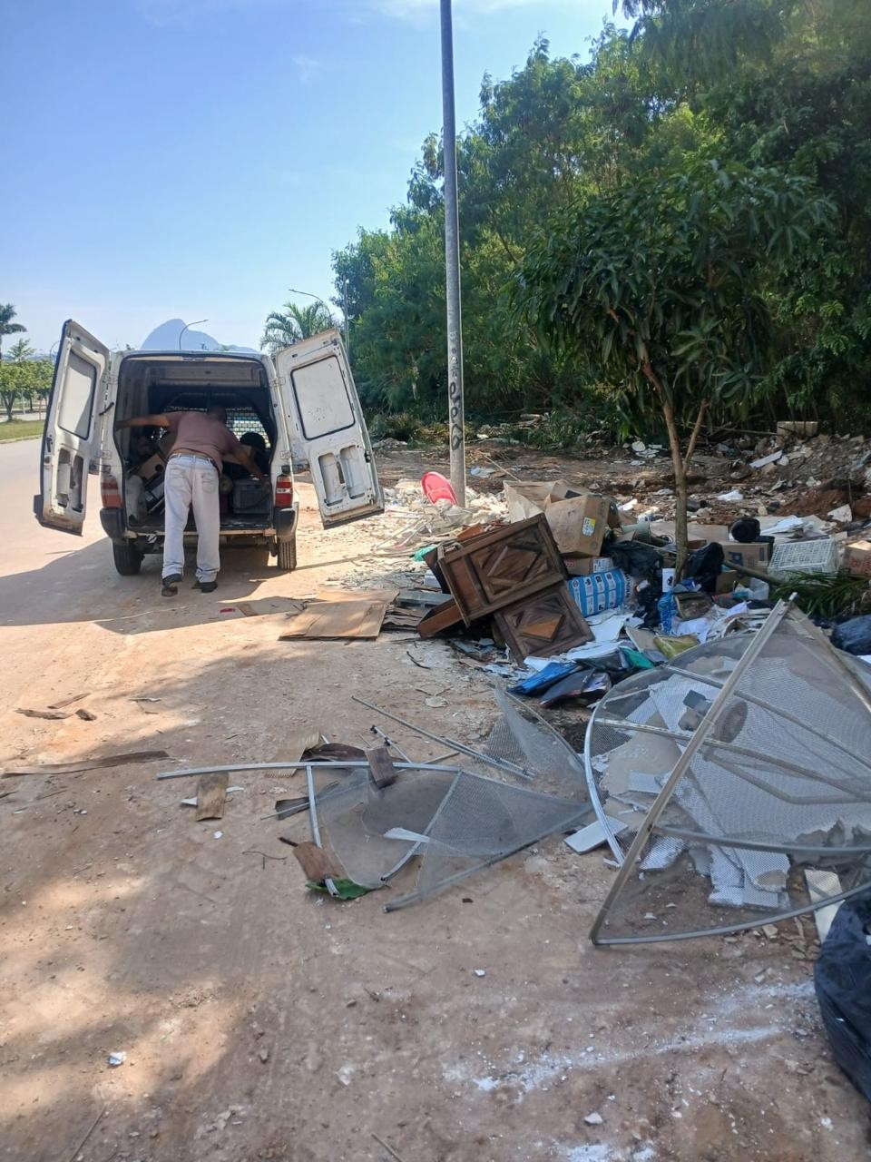 O descarte ilegal de lixo nas ruas do Rio já gerou 120 multa