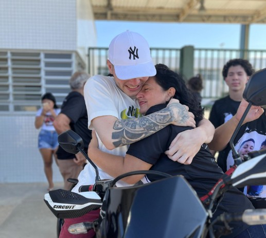 Motoboy que ficou 2 anos preso por estupro e foi absolvido após vítima dizer que 'confundiu nome' é solto
