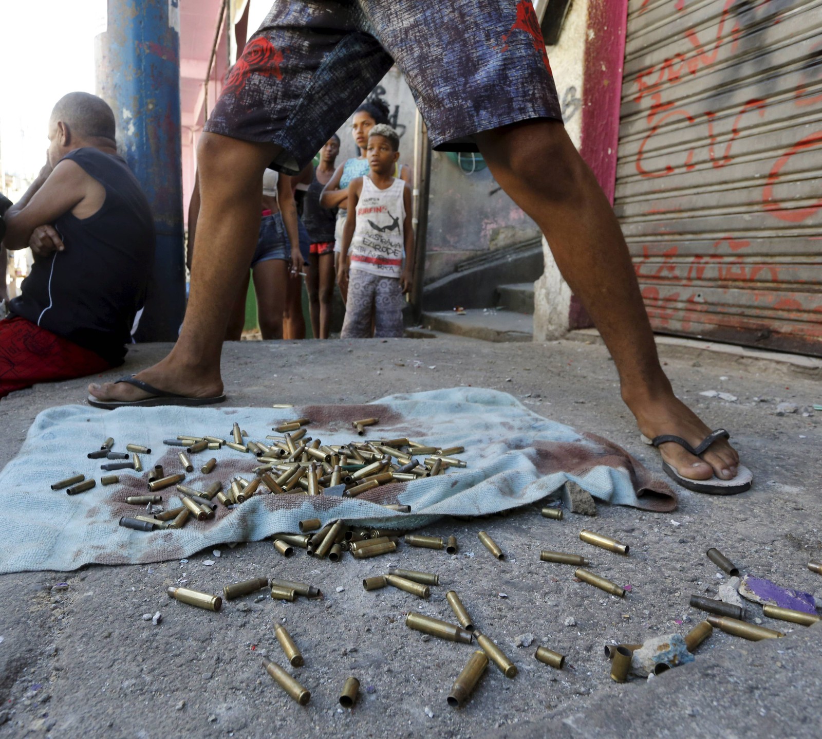 Mangueira em Guerra: tiroteio entre polícia militar e traficante deixa Mãe e filha mortas na comunidade. (Foto tirada em 30/06/2017, no Rio de Janeiro) — Foto: Domingos Peixoto / Agência O Globo