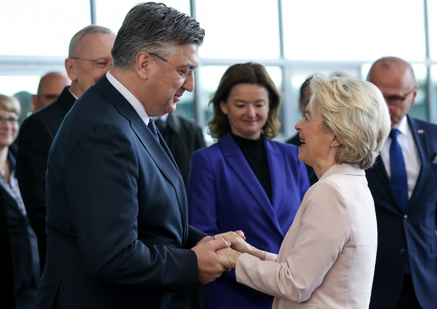 Primeiro-ministro croata, Andrej Plenkovic, cumprimenta a presidente da Comissão Europeia, Ursula von der Leyen, na fronteira entre Croácia e Eslovênia