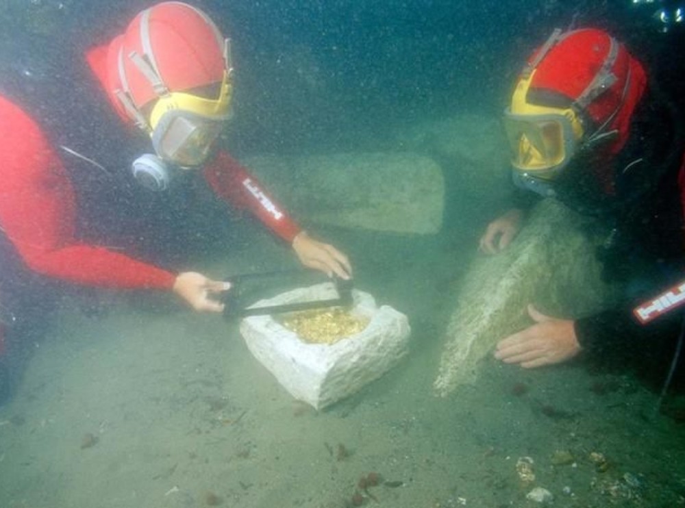 Arqueólogos encontraram um pote de pedra maciça cheio de moedas de ouro — Foto: Franck Goddio