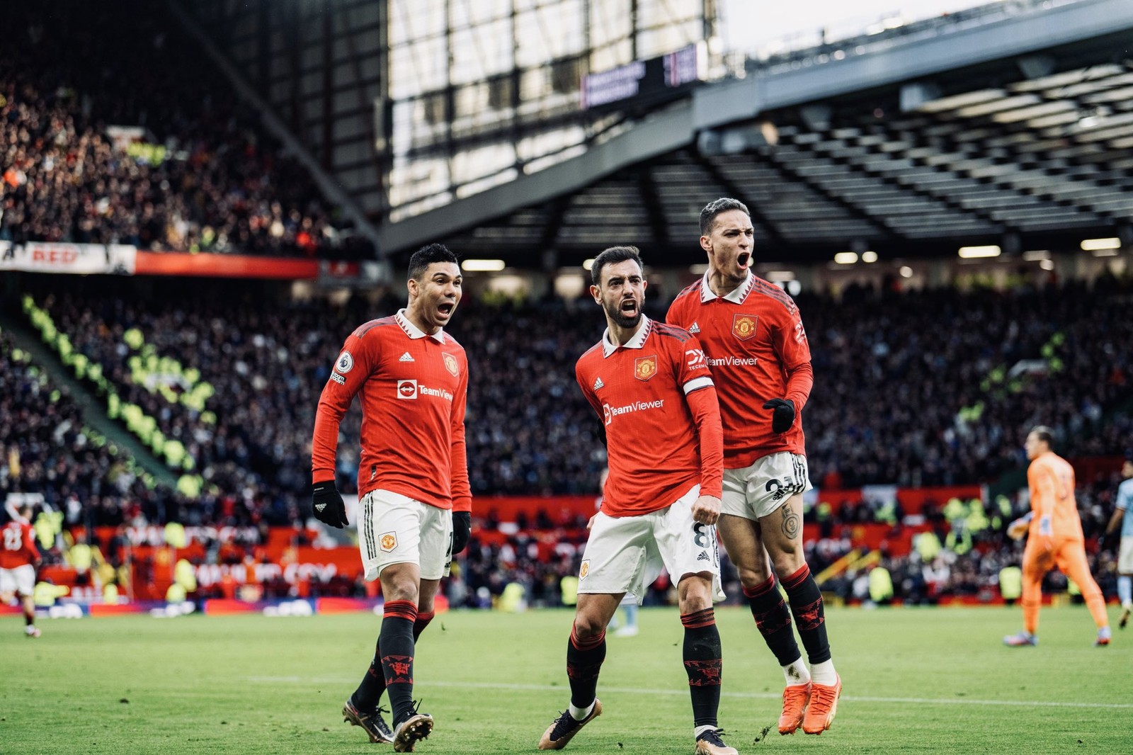 Casemiro, Bruno Fernandes e Antony vibraram muito com gol do empate — Foto: DIvulgação/Manchester United