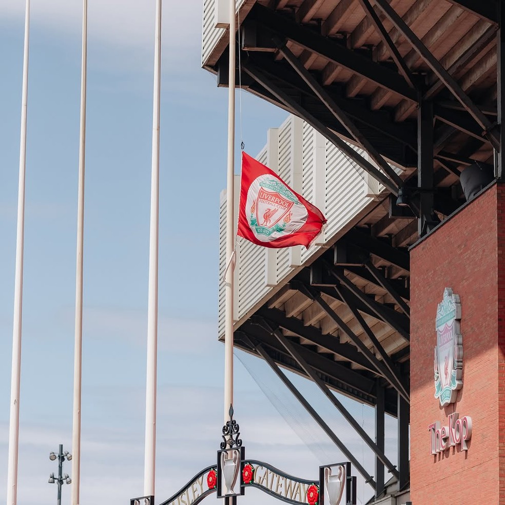 Bandeira do Liverpool fica a meio mastro em Anfield em homenagem a Diogo Jota — Foto: Divulgação