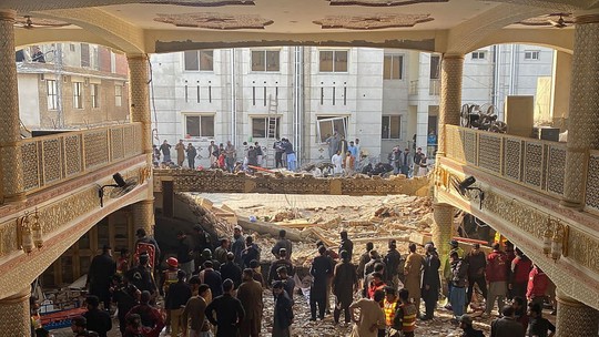 Pior atentado em anos no Paquistão deixa ao menos 92 mortos em mesquita