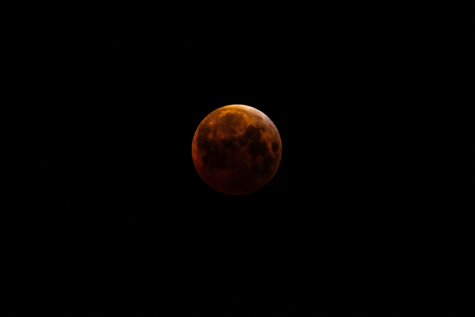 Lua de Sangue Vista Em Merritt Island, Florida, EM 14 DeMarçode2025- Foto: Brandon Bell/Getty Images/AFP