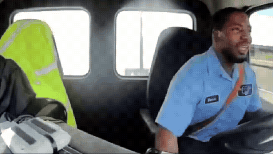 Caminhão colide com poste que havia sido atingido pouco antes por avião durante aterrissagem nos EUA