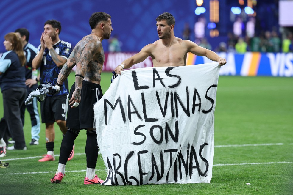 Jogadores da seleção argentina de futebol exibem faixa reivindicado posse do país sobre Ilhas Malvinas na semifinal da Copa de 2026 — Foto: AFP/Thomas Coex