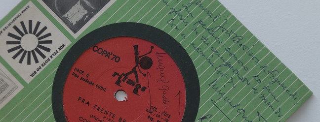 Compacto do hino da Copa de 70 "Pra Frente Brasil" autografado pelo compositor com dedicatória para João Batista Figueiredo — Foto: Roberto Moreyra