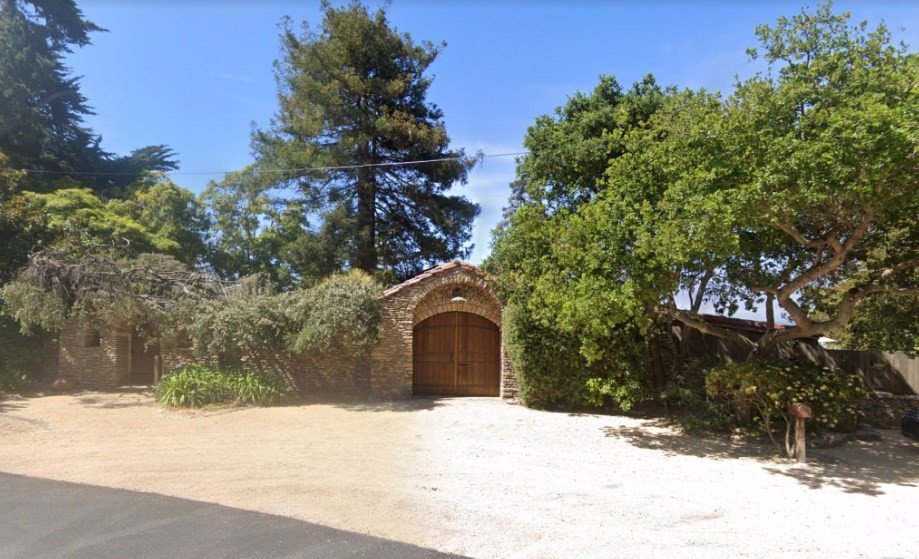 A entrada da nova casa de Brad Pitt, em Carmel, na California — Foto: Reprodução