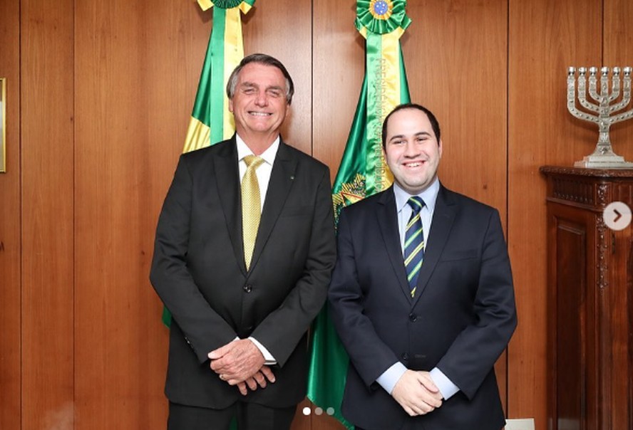 O presidente Jair Bolsonaro ao lado de Queiroguinha, filho do ministro da Saúde, Marcelo Queiroga