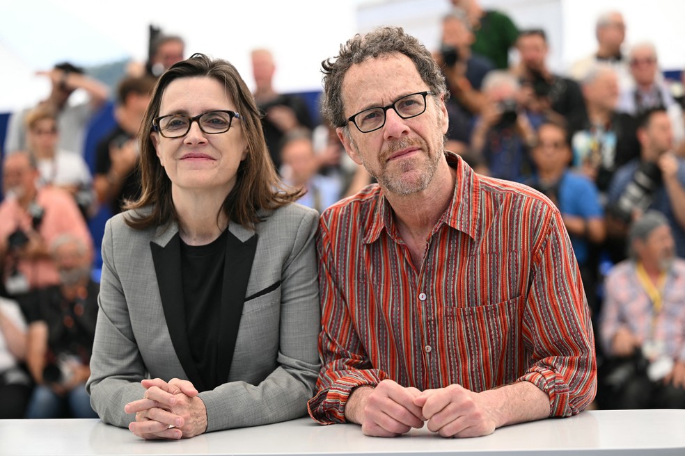 Tricia Cooke e Ethan Coen no Festival de Cannes, em maio de 2025 — Foto: Bertrand Guay/AFP