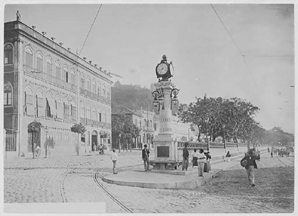 Relógio da Glória ainda cercado pelo trilho do bonde e por paralelepípedos na rua — Foto: Torres/Acervo Instituto Moreira Salles