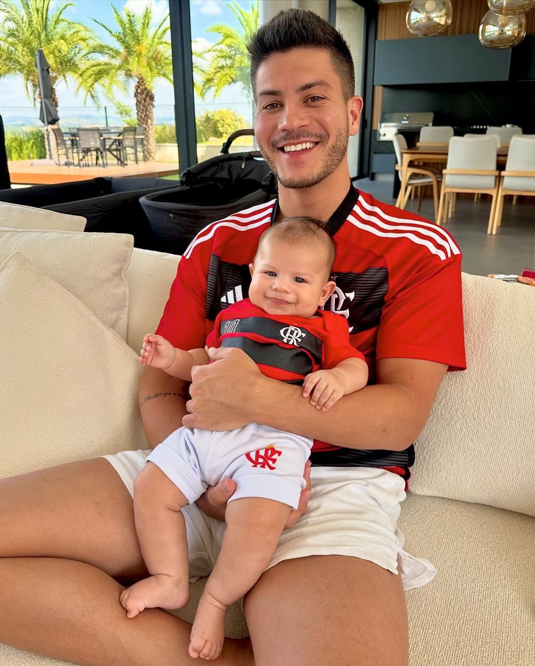 Arthur Aguiar and his son Gabriel Santucci Aguiar. At three months old, the baby already has a profile with 103 thousand followers - Photo: Reproduction / Instagram