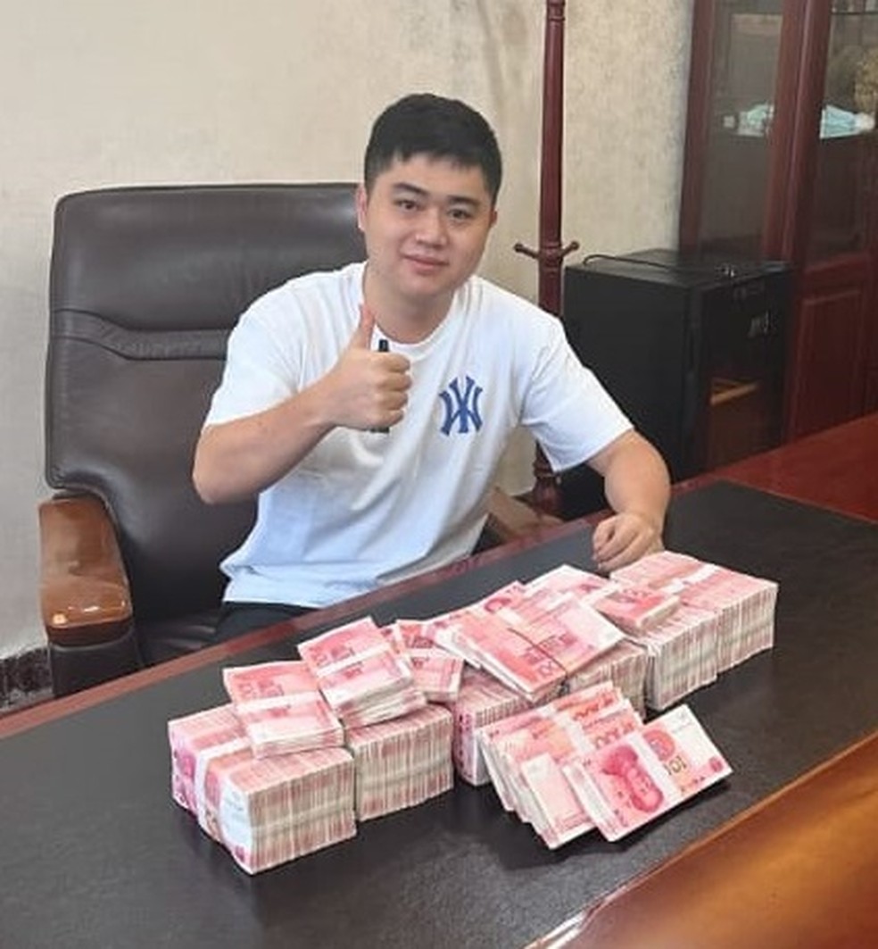 'Gerente' de plataforma chinesa, Xiaomai costuma compartilhar cliques com maços de dinheiro e cordões de ouro — Foto: Reprodução/Instagram
