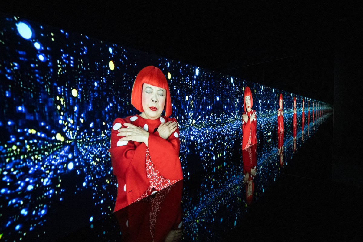 Yayoi Kusama: alucinações de infância ajudaram a criar artista famosas por bolinhas; saiba quem era - QTU Questões do Universo