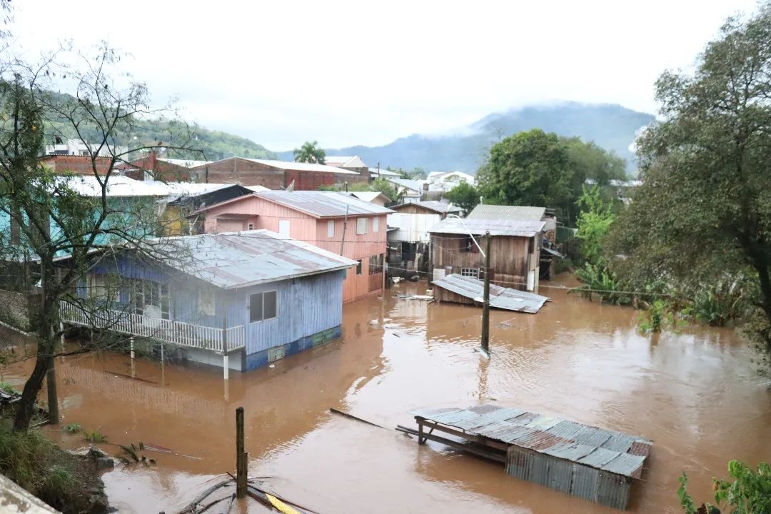 A passagem de um ciclone extratropical pela região Sul do país deixou dezenas de pessoas mortas — Foto: Reprodução