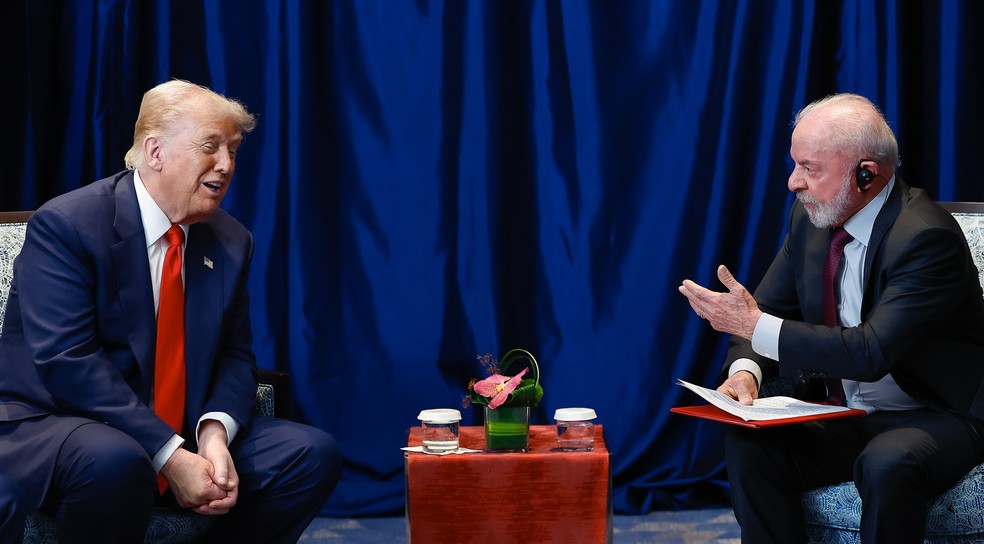 O presidente do Brasil, Luiz Inácio Lula da Silva, e o dos Estados Unidos, Donald Trump, durante reunião bilateral em outubro: terras-raras pode entrar nas conversas — Foto: Ricardo Stuckert/PR