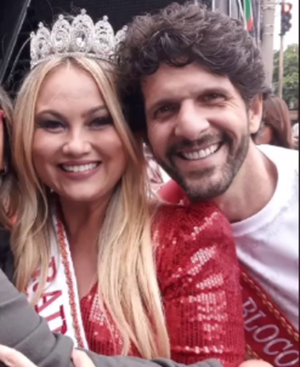 Ellen Rocche e o namorado desfilam como rainha e príncipe de bloco em ...