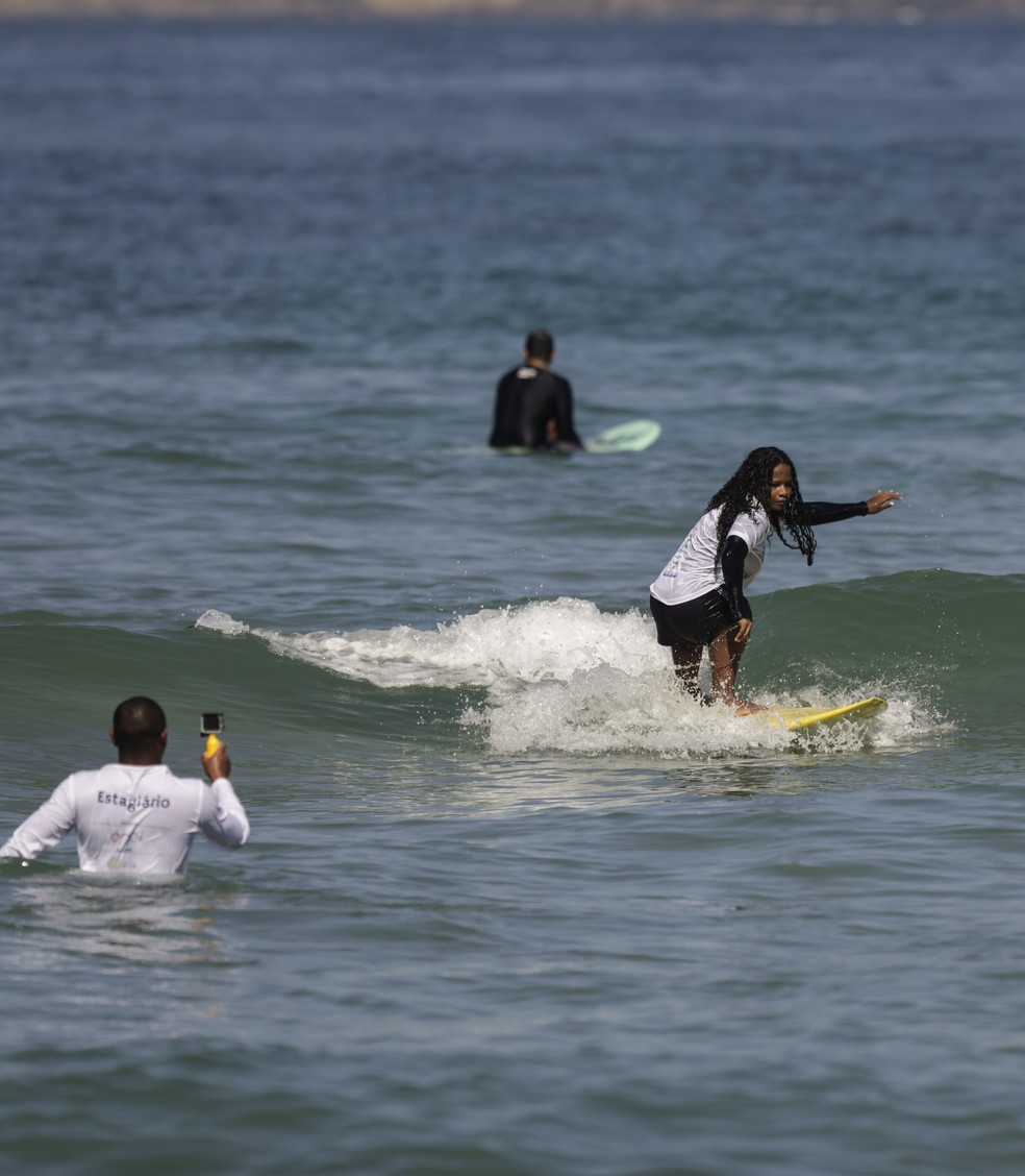 Surf & Inclusão: aluna do projeto para pessoas com e sem deficiência em ação no Posto 12 da Praia do Recreio — Foto: Gabriel de Paiva