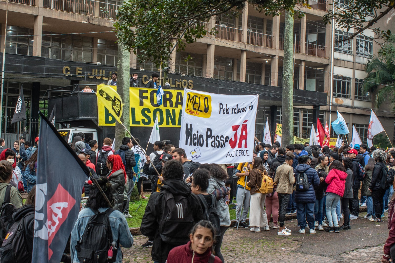 Estudantes de diversas escolas de Porto Alegre, protestam contra o Governo de Jair Bolsonaro e em Defesa da Democracia — Foto: Evandro Leal / Agência Enquadrar / Agência O Globo