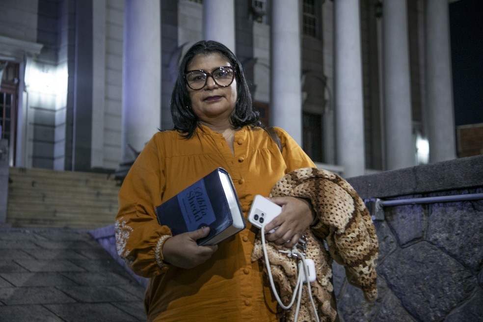 Na foto Patrícia Arettla em frente ao templo da Primeira Igreja Batista do Rio de Janeiro, no Estácio' — Foto: Guito Moreto / Agência O Globo