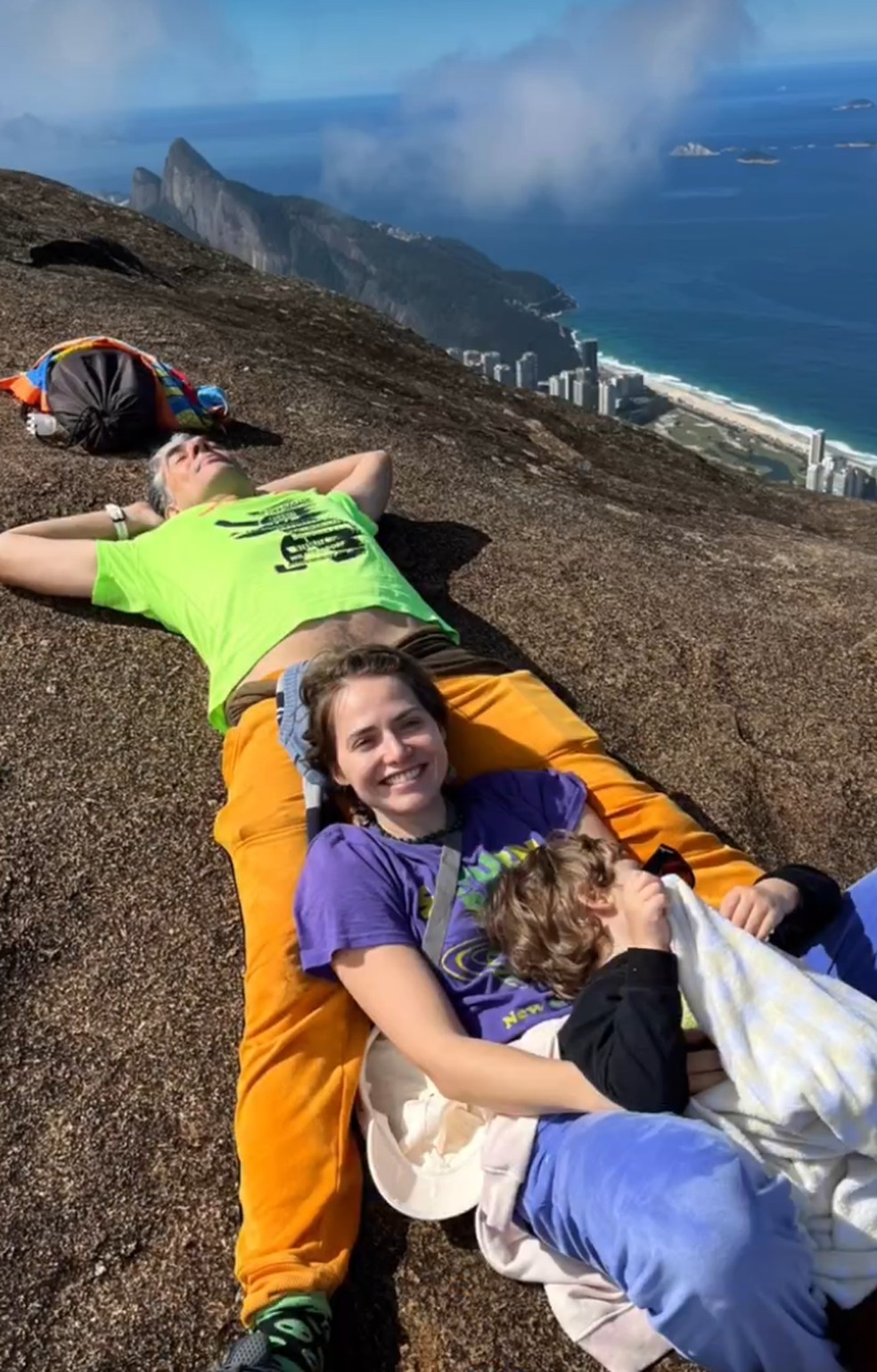 Família compartilhou o merecido descanso ao chegar ao topo da montanha — Foto: Reprodução/Instagram