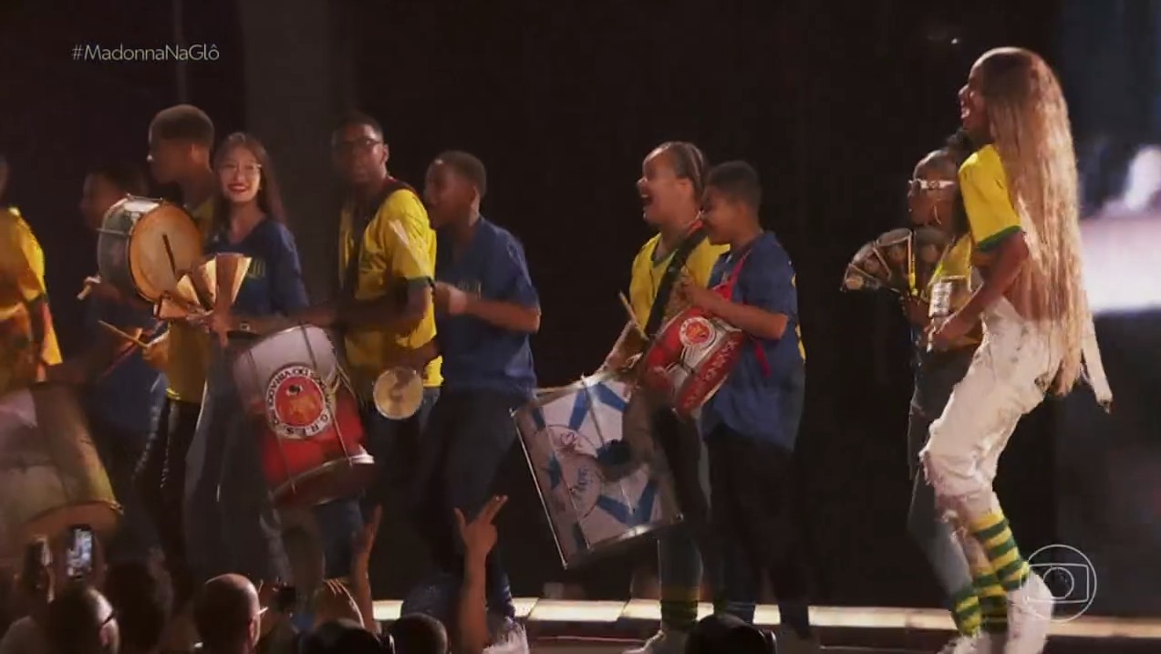 Ritmistas de escolas de samba no show da Madonna — Foto: Reprodução/TV Globo
