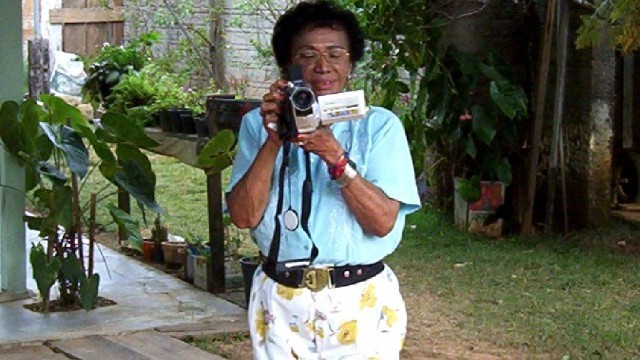 Documentário resgata a história da aposentada que filmou o tráfico de drogas em Copacabana