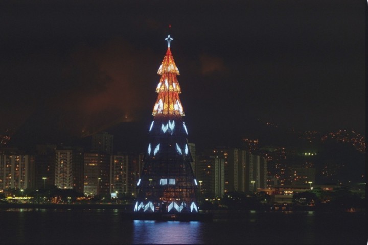 Com diversidade na iluminação, a Árvore da Lagoa voltou a brilhar e já conquistava o coração do Rio em 1997 — Foto: Márcia Foletto