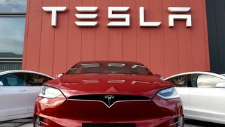 Tesla, fabricante de veíclos elétricos, propõe aos acionistas desdobramento de ações — Foto: AFP