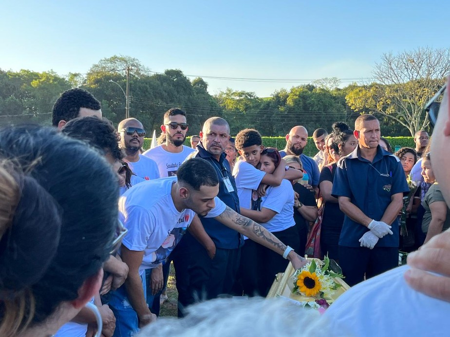 Advogada de Mc Poze é enterrada na Zona Norte do Rio sob aplausos: 'Deixa  um legado de fé e amor