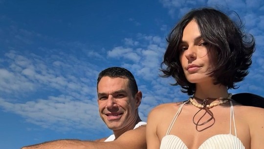 Isis Valverde posta foto com o noivo, Marcus Buaiz, na praia