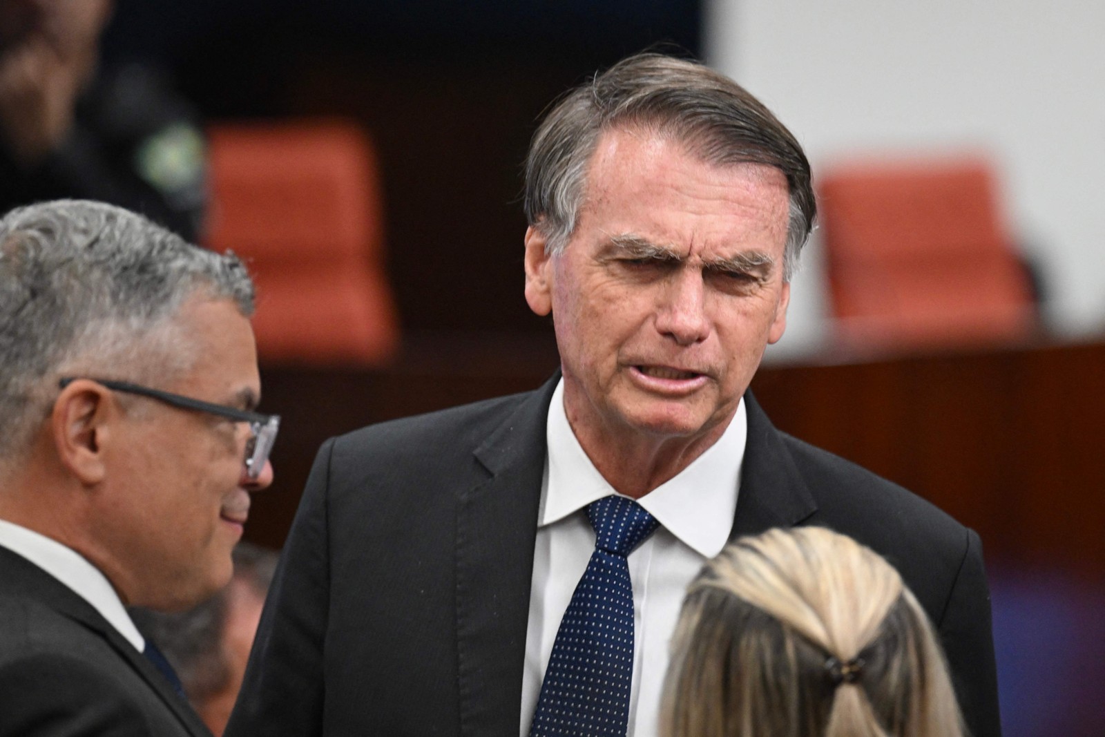 Jair Bolsonaro conversa com seus advogados durante julgamento no STF, em 10 de junho de 2025, em Brasília. Ele nega envolvimento em suposto plano de golpe após a derrota para Lula em 2022. — Foto: EVARISTO SA / AFP