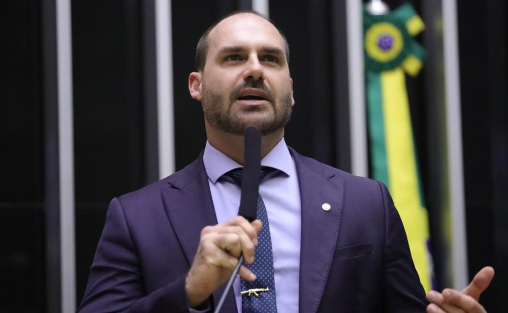 Moraes determina que Defensoria Pública faça defesa de Eduardo Bolsonaro