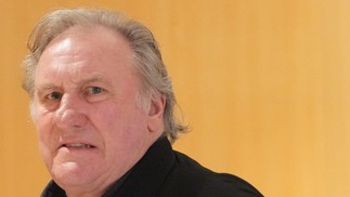 Gérard Depardieu chega ao Tribunal de Paris onde é julgado por crimes sexuais — Foto: DIMITAR DILKOFF/AFP