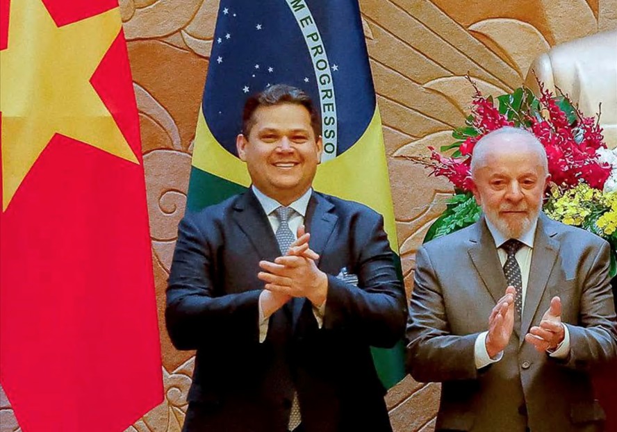 Lula e Alcolumbre em viagem ao Vietnã: senador demonstra prestígio ao indicar apadrinhados e se tornar presença constante em visitas oficiais