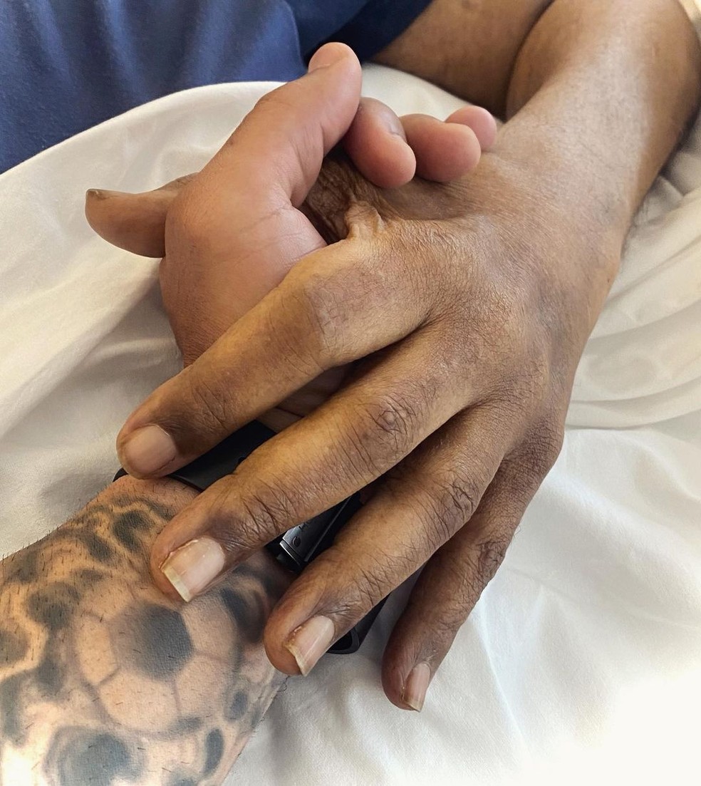 Edinho segura mão do pai em foto — Foto: Reprodução/Instagram