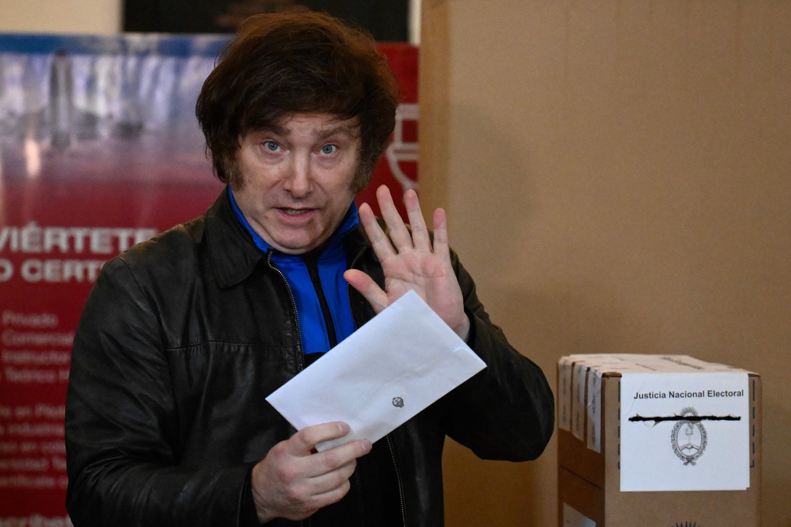 Javier Milei é o candidato de ultradireita das eleições argentinas de 2023; na foto, Milei vota no primeiro turno — Foto: LUIS ROBAYO/AFP