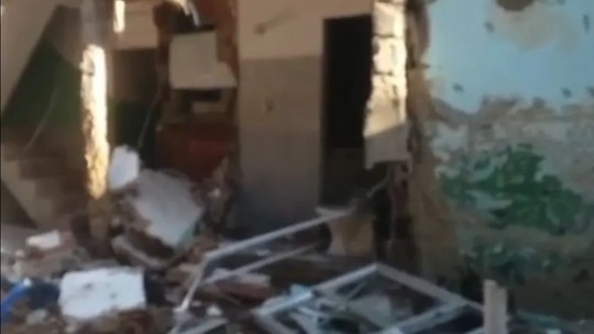 Explosão de botijão de gás destrói parcialmente casa na Vila do João, na Maré