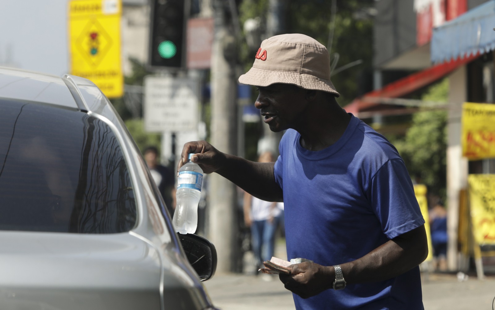 A cena de ambulantes vendendo água mineral é uma constante nas esquinas e ruas da cidade  — Foto: Gabriel de Paiva