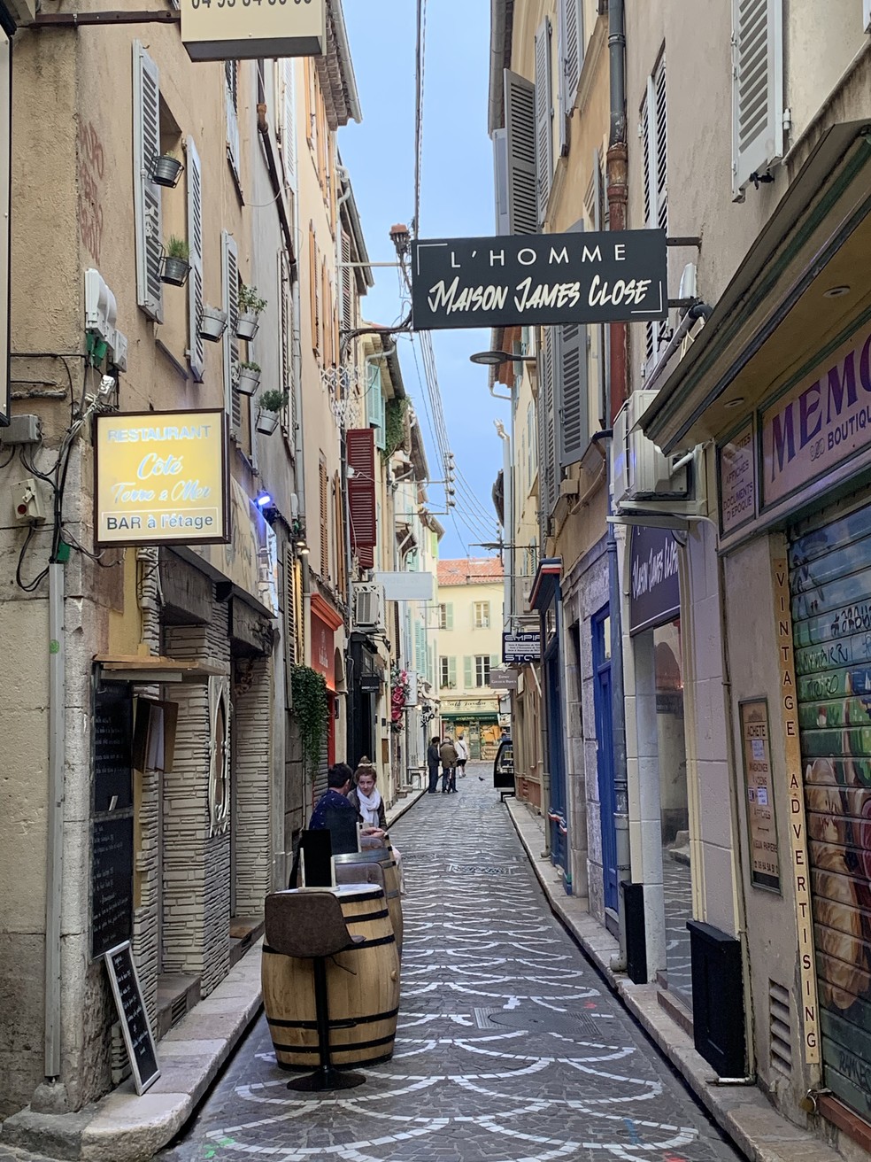 Mais uma rua super charmosa na Côte d'Azur, mais precisamente em Antibes — Foto: Fabiana Gabriel